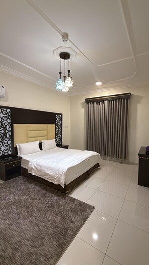 ห้องคอมฟอร์ทดับเบิล | ตู้นิรภัยในห้องพัก, โต๊ะทำงาน, พื้นที่ทำงานแบบใช้แล็ปท็อป, ผ้าม่านกันแสง