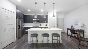 Kjøleskap og spisebord