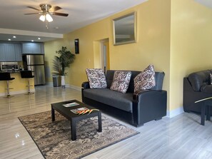 Deluxe Suite, Pool View | Living area