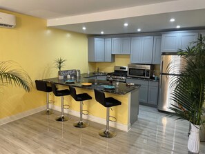 Suite Deluxe, vue piscine | Coin séjour