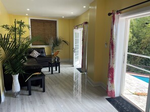 Deluxe Suite, Pool View | Living area