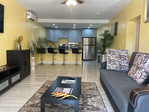 Deluxe Suite, Pool View | Living area