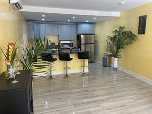 Deluxe Suite, Pool View | Living area