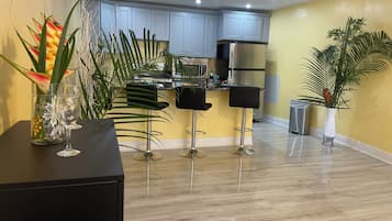 Suíte luxo, vista para a piscina | Cozinha privada | Frigobar, micro-ondas