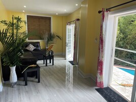 Deluxe Suite, Pool View | Living area