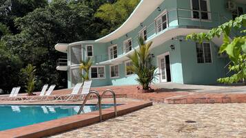 Vista frontal de la propiedad