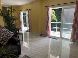 Deluxe Suite, Pool View | Living area