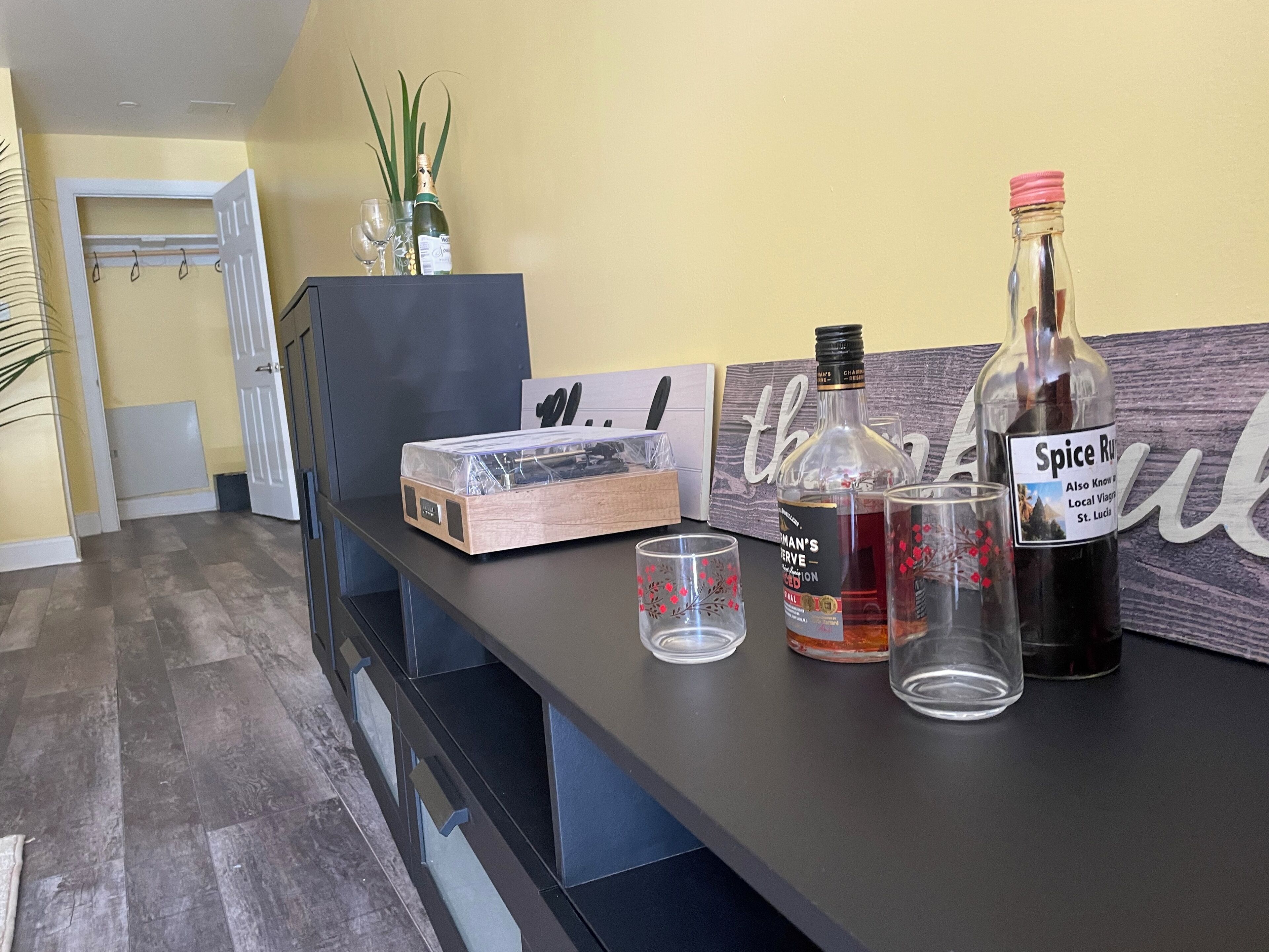 Una encimera de cocina con una botella de licor, una caja y un vaso.