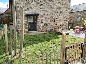 Terrace/patio - Gite sleeps 3, sleeps 5 in the countryside, garden, parking, pets welcome. (Vieux-Vy-sur-Couesnon)