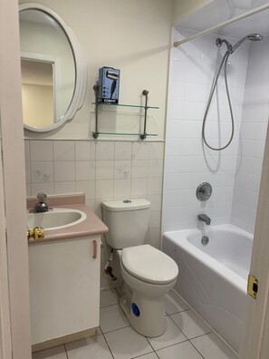 Secadora de cabello, toallas, jabón, papel de baño