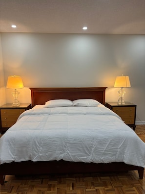 Tabla de planchar con plancha, internet y ropa de cama