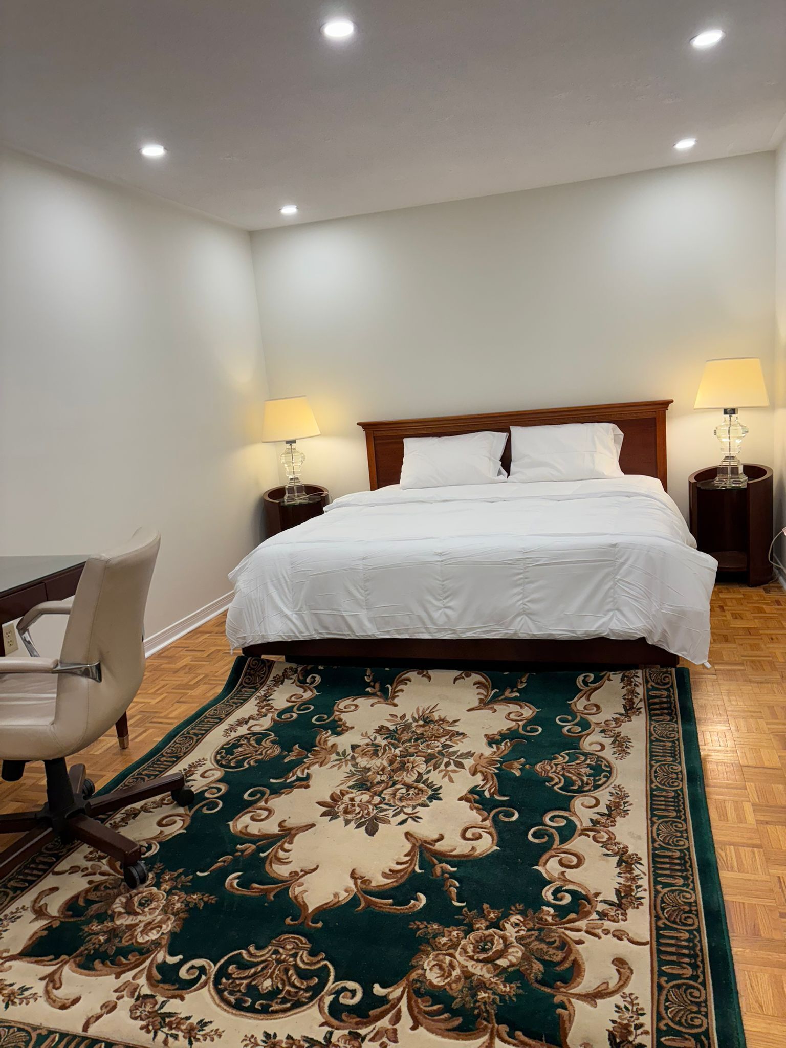 4 slaapkamers, een strijkplank/strijkijzer, internet, beddengoed