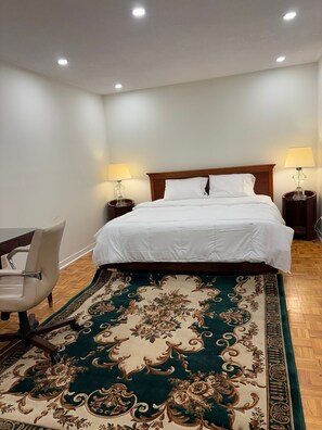 4 bedrooms, iron/ironing board, internet, bed sheets