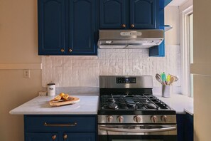 Four à micro-ondes, un four, surface de cuisson, lave-vaisselle