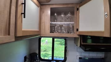 Cafetera o tetera, frigorífico, microondas y horno