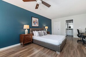 1 habitación, escritorio, tabla de planchar con plancha y wifi 