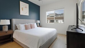 2 soverom, skrivebord, strykejern/-brett og wi-fi