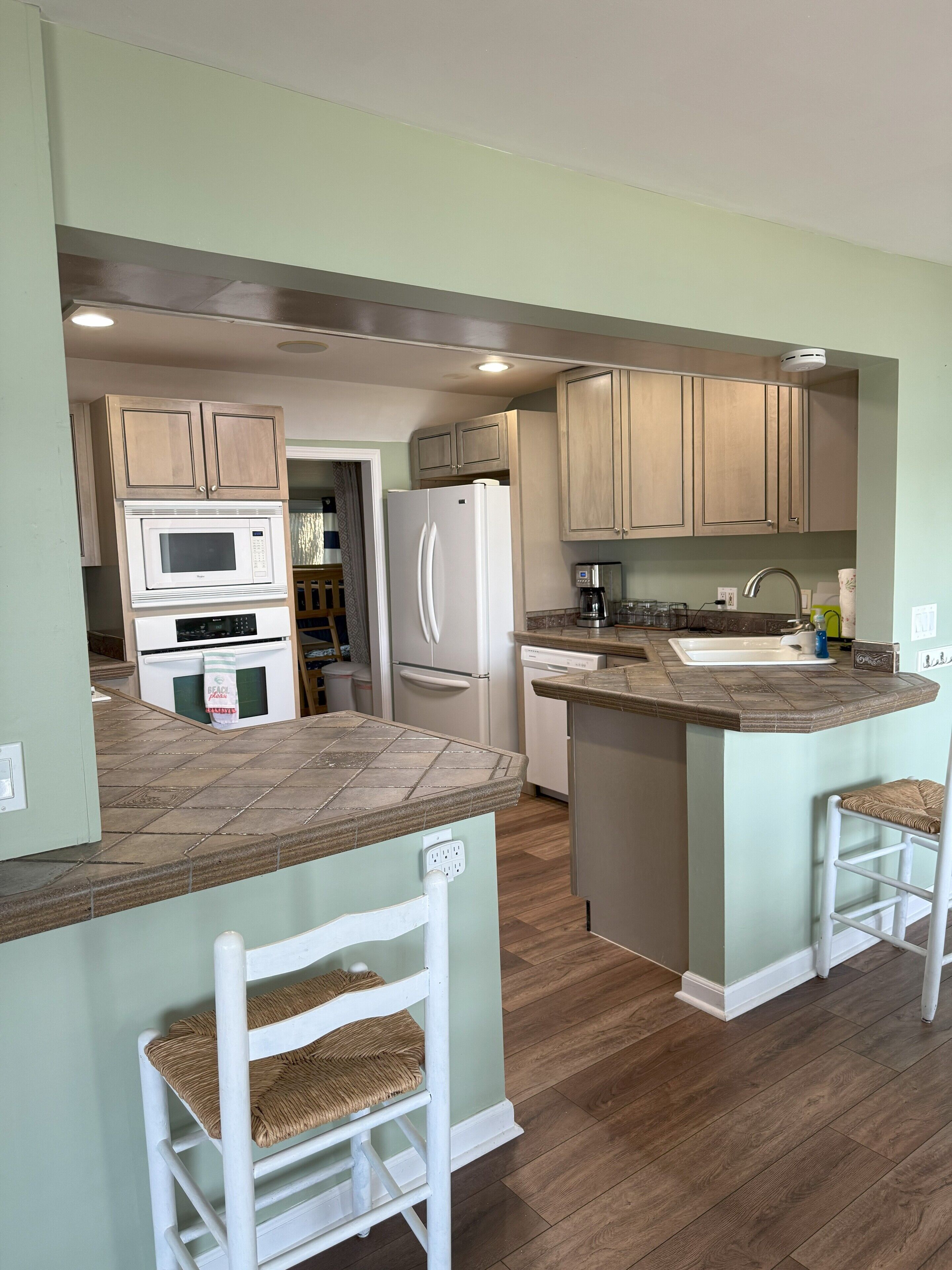 Four à micro-ondes, un four, lave-vaisselle