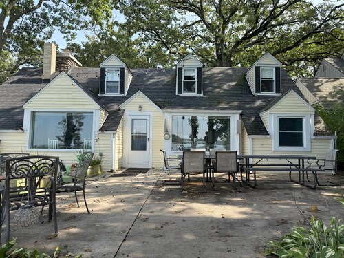 5-bedroom Lakefront Getaway on Private Wonder Lake – Sleeps 12