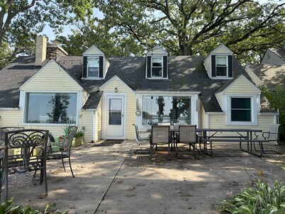 5-bedroom Lakefront Getaway on Private Wonder Lake – Sleeps 12