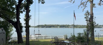 5-bedroom Lakefront Getaway on Private Wonder Lake – Sleeps 12