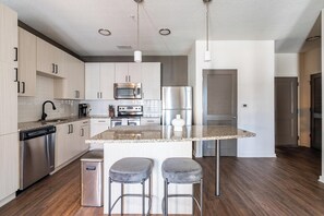 Kühlschrank, Esstisch