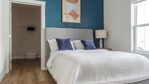 2 slaapkamers, een bureau, een strijkplank/strijkijzer, wifi