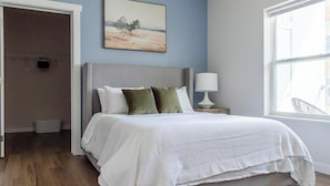 2 bedrooms, desk, iron/ironing board, WiFi