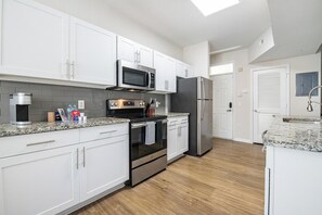 Réfrigérateur, tables à manger