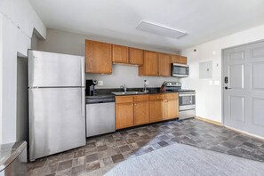 Refrigerador y comedor 