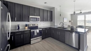 ثلاجة، مائدة طعام