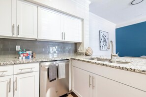 Réfrigérateur, table de salle à manger