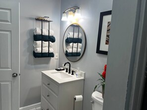 Dusche, Haartrockner, Handtücher, Seife