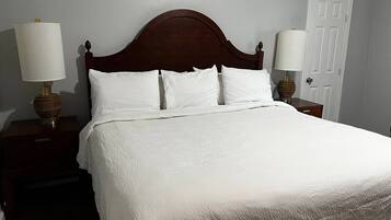 4 habitaciones, escritorio, tabla de planchar con plancha y wifi