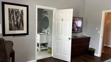 4 bedrooms, desk, iron/ironing board, WiFi