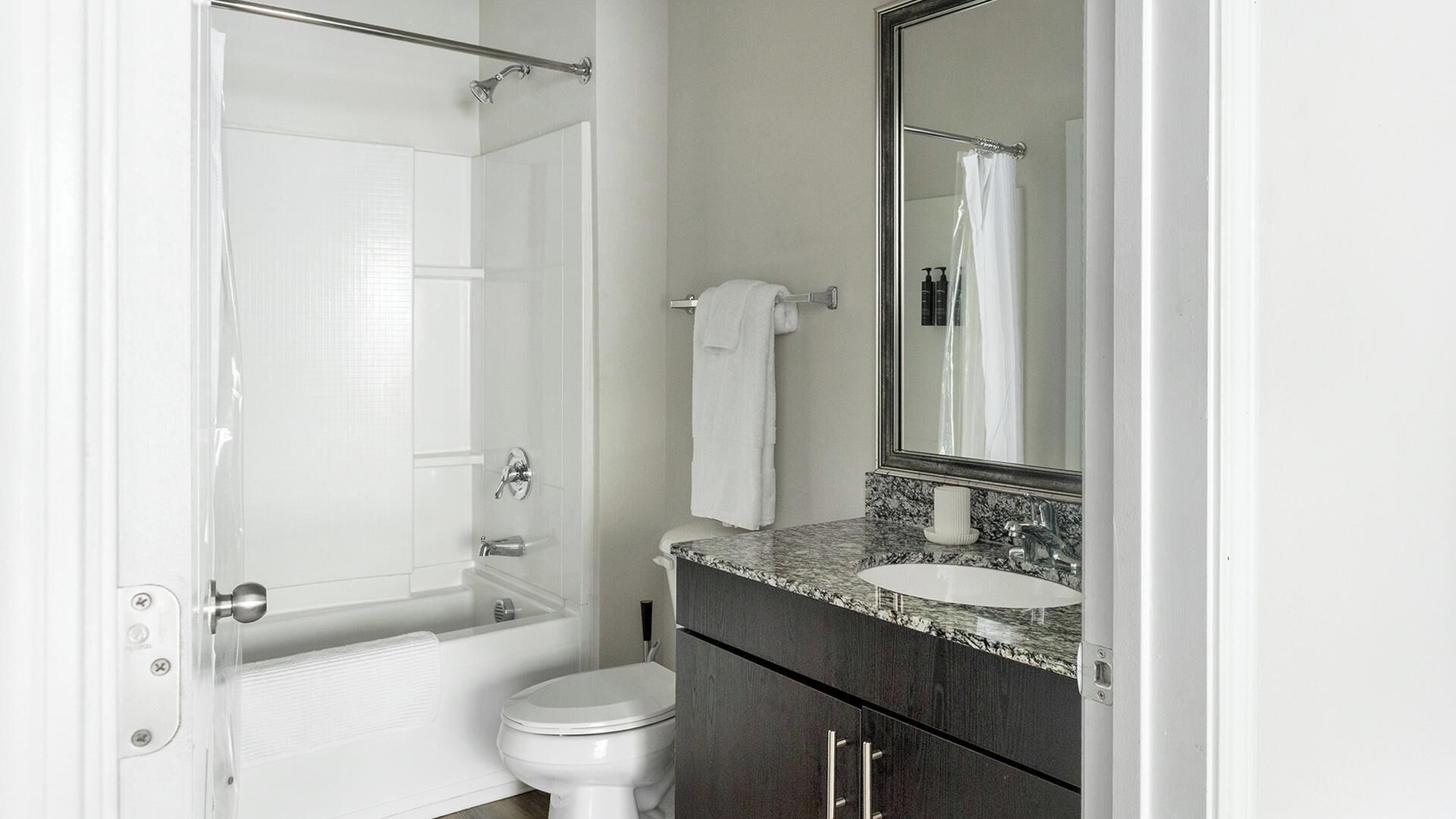 Une salle de bain équipée d’une baignoire, de toilettes, d’un lavabo et d’un miroir.