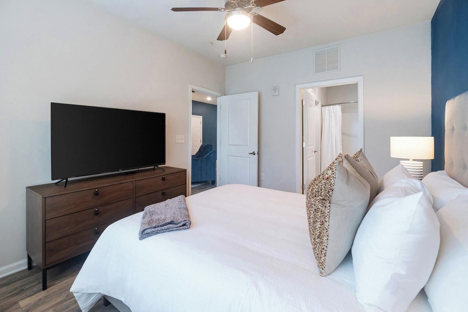 1 dormitorio, escritorio, tabla de planchar con plancha y wifi