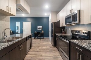 ثلاجة، مائدة طعام