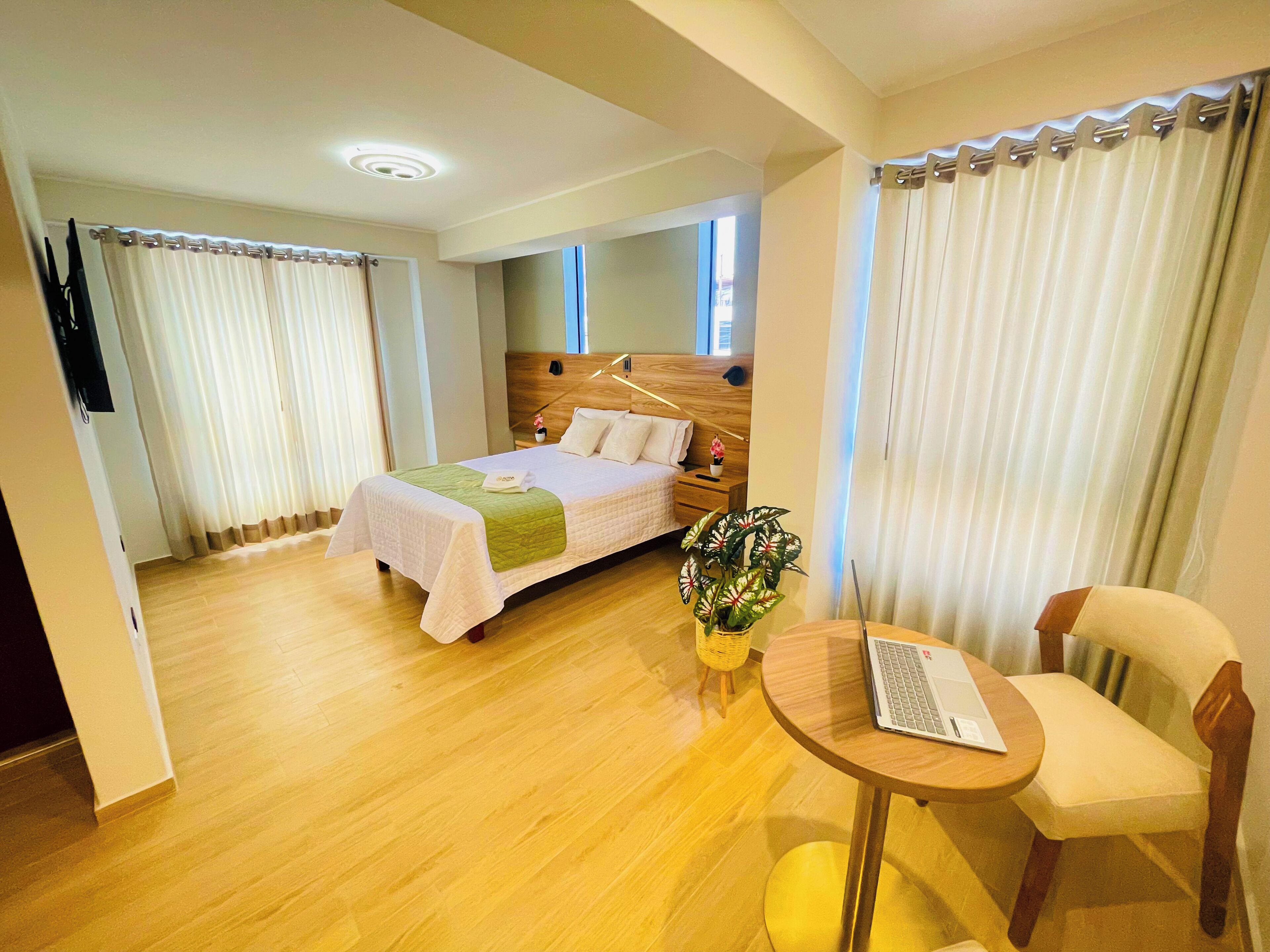 Suite Basic | Meja kerja, ruang kerja ramah laptop, dan setrika/meja setrika