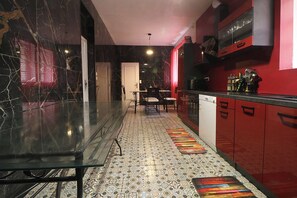 Een microgolfoven, een oven, een kookplaat, een vaatwasser