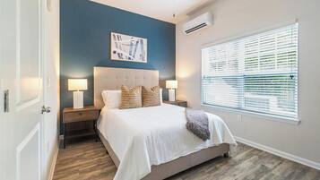 2 bedrooms, desk, iron/ironing board, WiFi