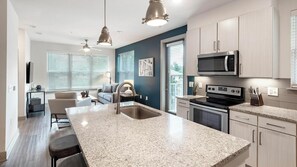 ثلاجة، مائدة طعام