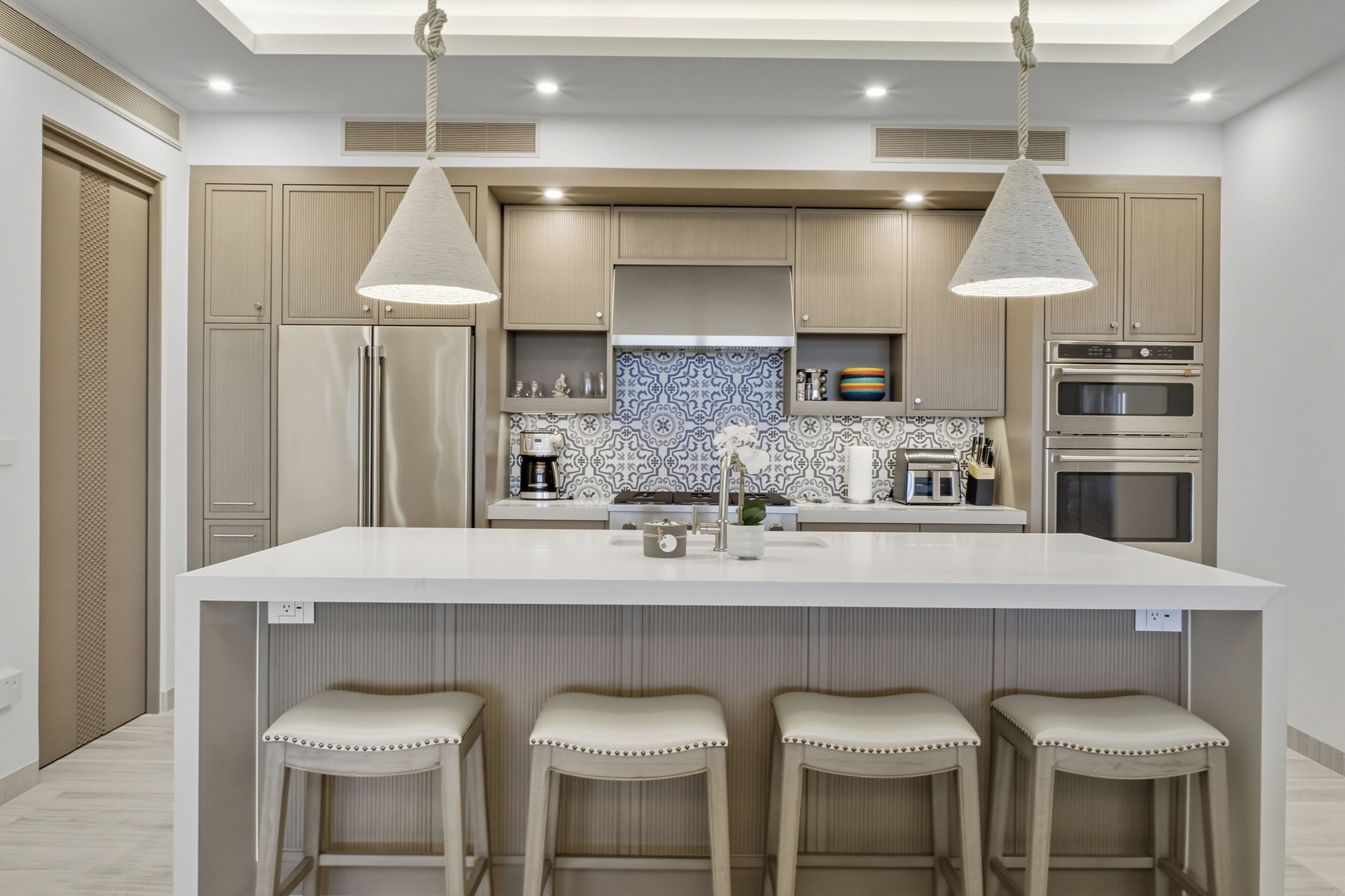 Een magnetron, een oven, een kookplaat, een vaatwasser