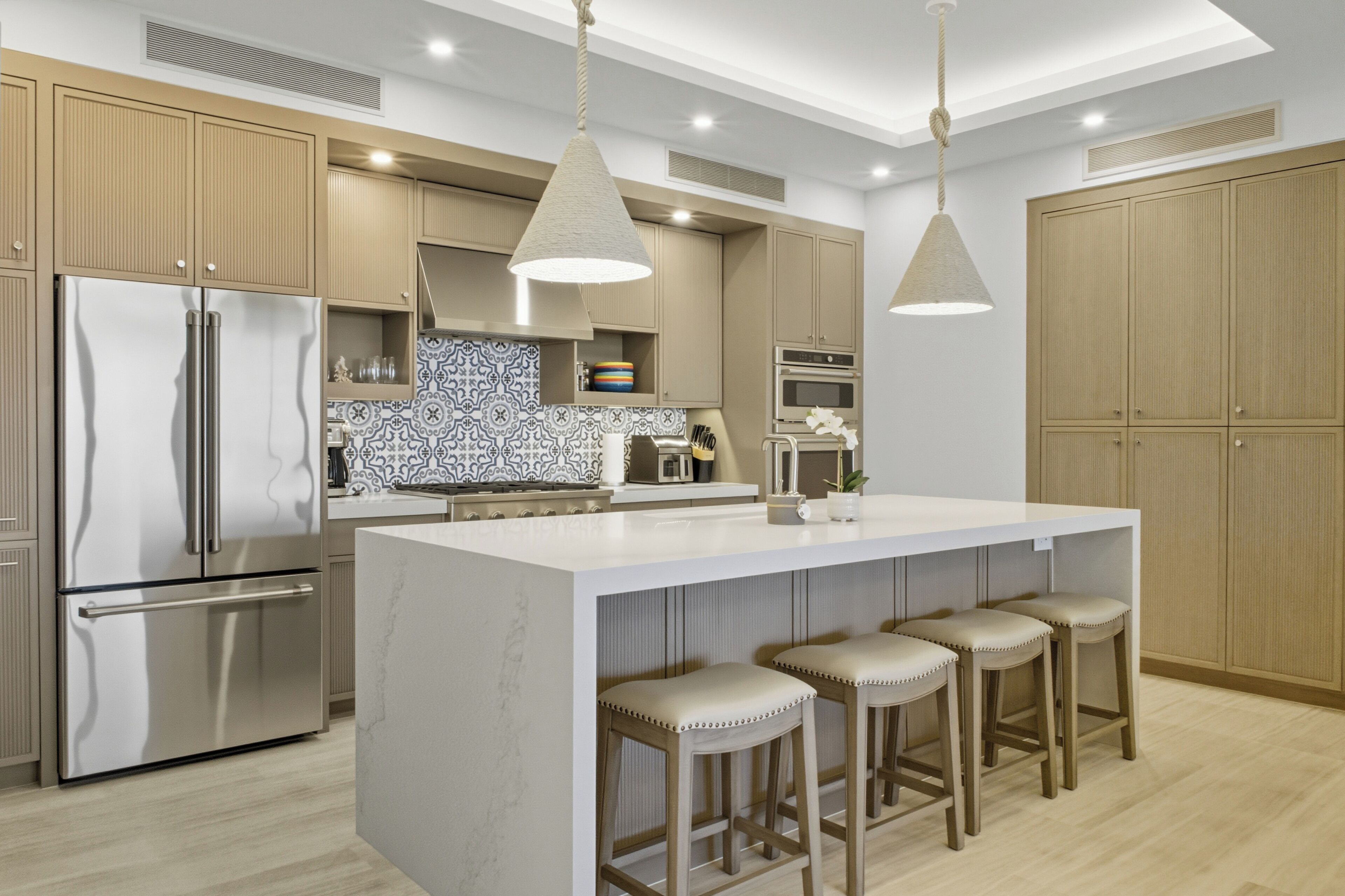 Een magnetron, een oven, een kookplaat, een vaatwasser