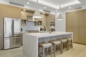 Een magnetron, een oven, een kookplaat, een vaatwasser