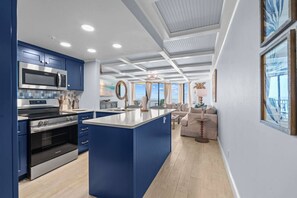 Jääkaappi, mikroaaltouuni, uuni, liesi