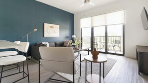 Smart TV - Landing | Stunning 1BD, Gym, Pool (Fort Myers)