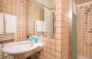 Dusche, Haartrockner, Bidet, Handtücher