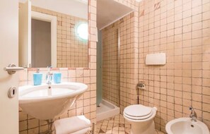 Douche, séchoir à cheveux, bidet, serviettes fournies
