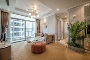 Departamento de lujo, 2 habitaciones, balcón, vista a la ciudad | Ropa de cama hipoalergénica, minibar y decoración personalizada 